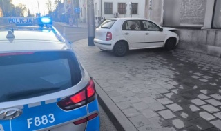 Pijany, agresywny i bez prawka! Skodą wjechał w budynek w centrum Pabianic [Wideo]