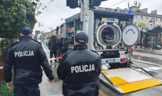 2 godziny grozy w Zgierzu: Plac Kilińskiego ewakuowany! Podejrzana walizka wywołała alarm i interwencję saperów [Wideo, foto]