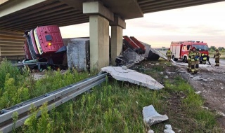 Poważny wypadek na A2. Ciężarówka uderzyła w wiadukt – ładunek rozsypał się na autostradzie