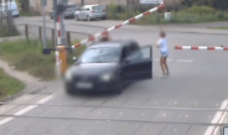 Matka z dziećmi utknęła na torach! Czerwone światło zignorowane – sekundy od tragedii na przejeździe kolejowym [Wideo]