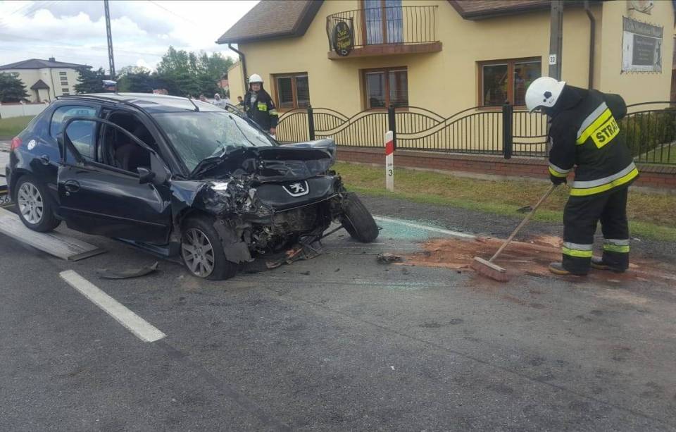 Tragiczny wypadek w Srocku. Peugeot zderzył się z ciężarówkami, pasażerka nie przeżyła