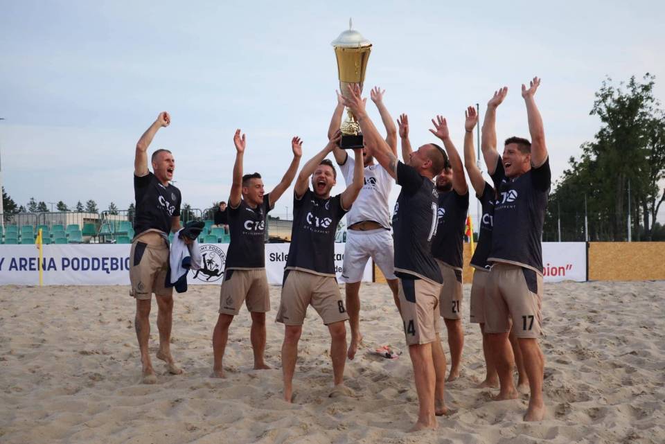 FC10 Zgierz triumfuje w pierwszym Termalnym Pucharze Poddębic w Beach Soccerze