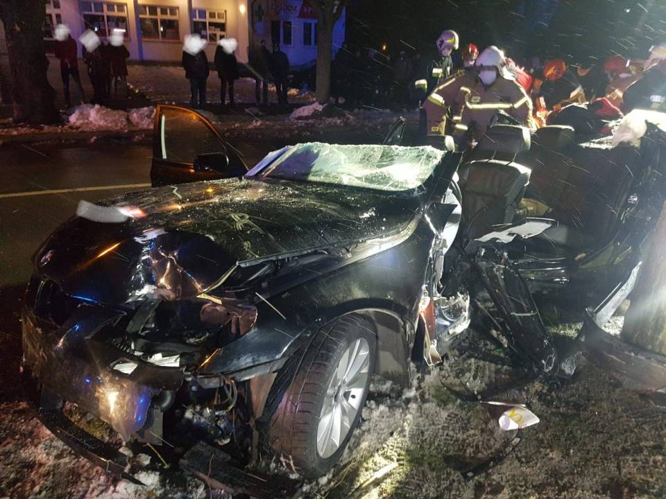 Groźny wypadek w Głownie, auto rozbiło się o drzewo. Trwa akcja ratunkowa
