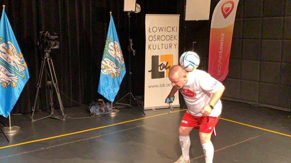 Janusz Chomontek pobił rekord Guinnessa w Łowiczu i oddał hołd Diego Maradonie