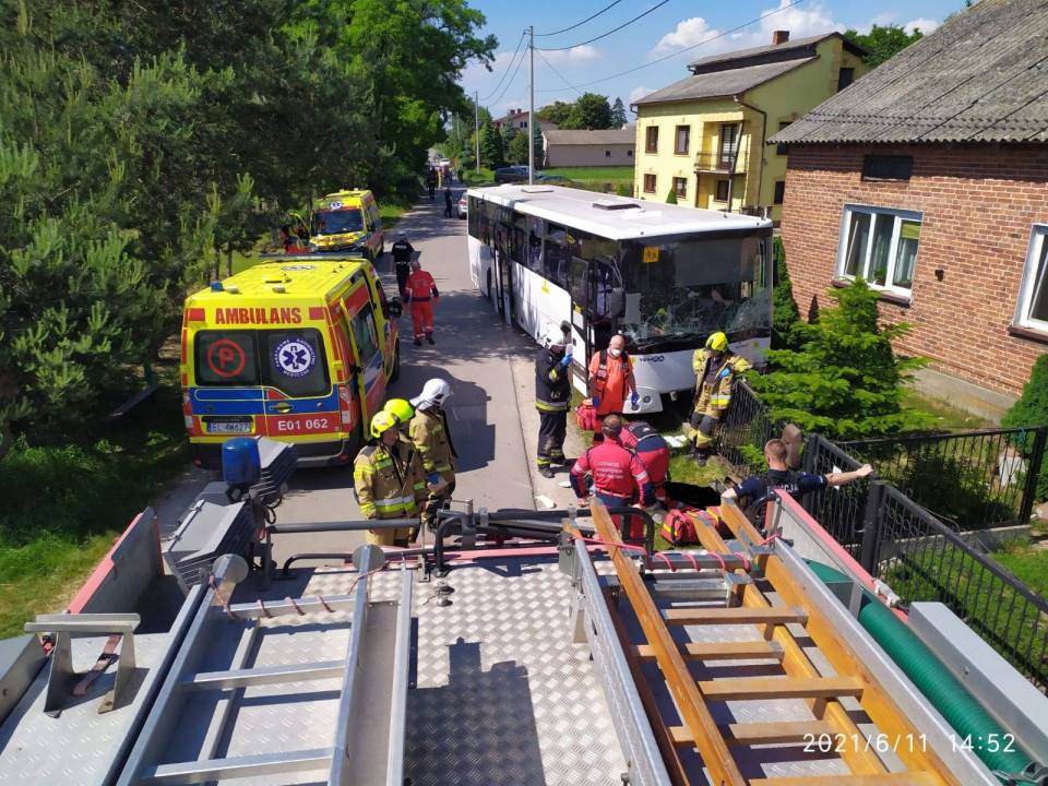 Wypadek autobusu szkolnego w gminie Głowno. Trwa reanimacja kierowcy, na miejscu śmigłowiec LPR