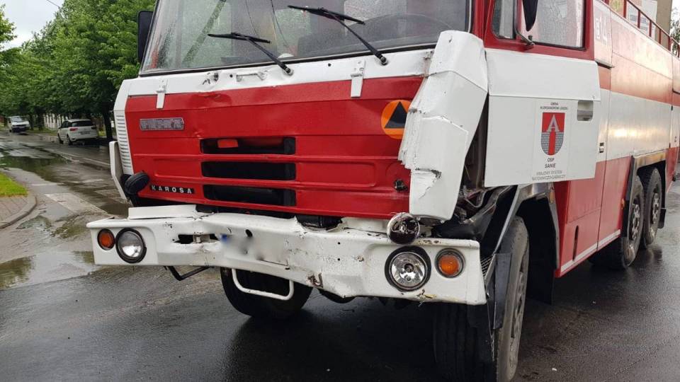 Wypadek w Aleksandrowie Łódzkim, zderzyły się wóz strażaki i autobus. Są ranni