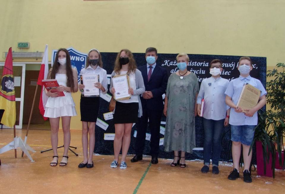 Zakończenie roku szkolnego w Głownie. Wręczono nagrody Burmistrza dla najlepszych uczniów i sportowców