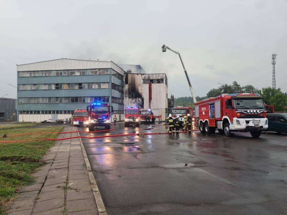 Pożar budynku produkcyjno-magazynowego w Głownie. Na miejscu kilkanaście zastępów strażaków