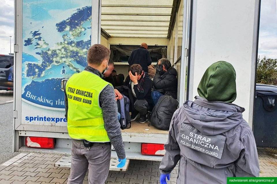 Kilkudziesięciu imigrantów zatrzymanych na autostradzie A2. Podróżowali samochodem dostawczym kierowanym przez obywatela Turcji