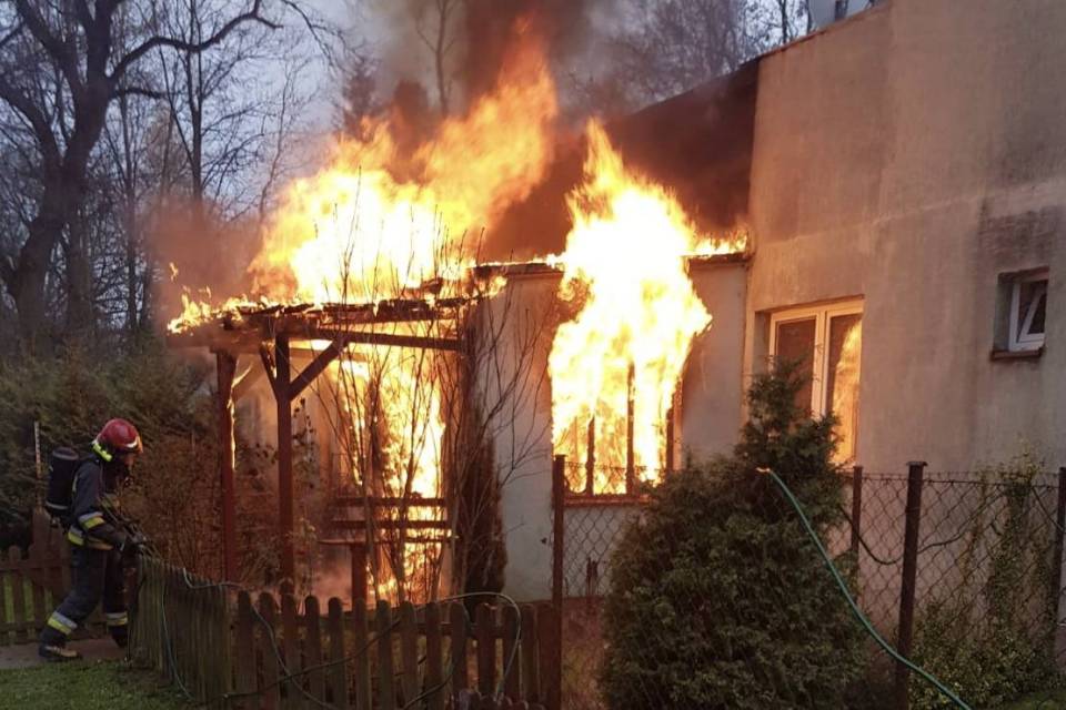 Śmiertelny pożar w Smardzewie. Ogień pojawił się w budynku wielorodzinnym