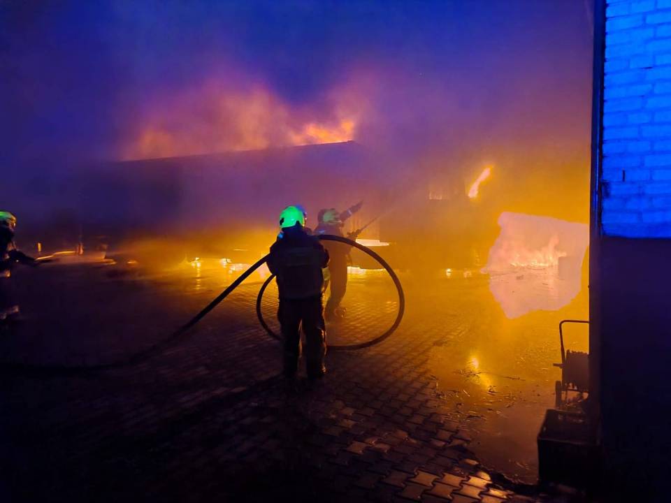 Ogromny pożar w gminie Głowno, płoną budynki i samochody