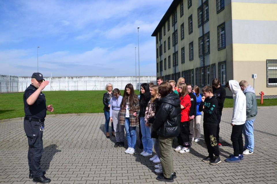 Uczniowie z Ozorkowa odwiedzili Zakład Karny w Garbalinie