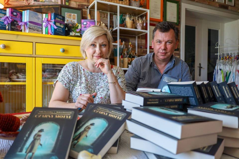 Fascynujący "Czarny motyl" już po premierze! Czym zaskoczył nas w najnowszej książce literacki duet Liszewska & Kornacki?