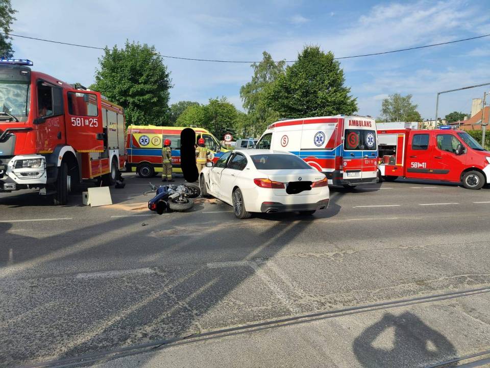 Seria wypadków w powiecie zgierskim. Trwa akcja na Łódzkiej w Zgierzu