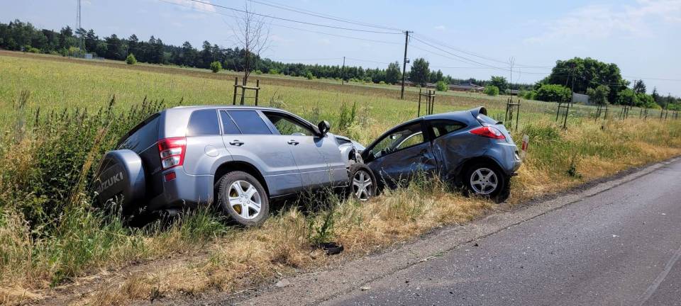 Wypadek w gminie Zgierz, zderzyły się dwa auta. Są ranni, na miejscu wszystkie służby ratunkowe