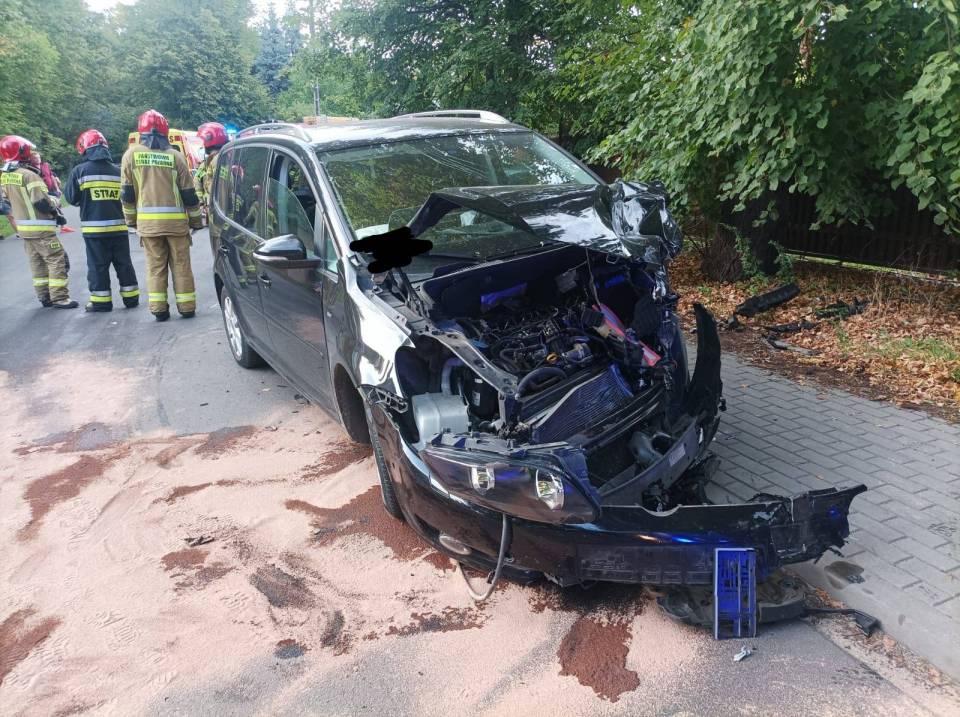 Groźny wypadek w Rąbieniu, zderzyły się dwa auta. Droga jest zablokowana