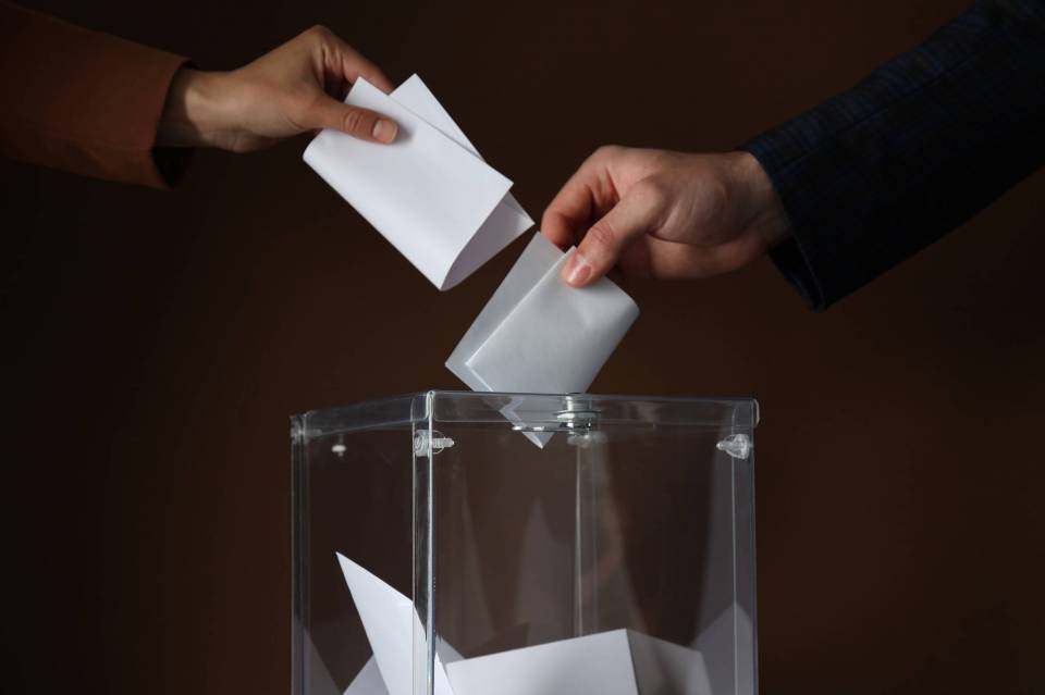 b2ap3_thumbnail_transparent-box-and-hands-with-voting-papers-on-br-2023-12-22-22-56-05-utc
