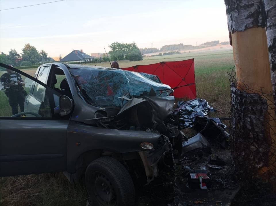 Śmiertelny wypadek w Rosanowie. Auto rozbiło się o drzewo, nie żyje kierowca