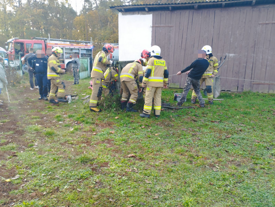 Krok od tragedii w gminie Pęczniew. Mężczyzna wpadł do studni, w akcji wszystkie służby ratunkowe