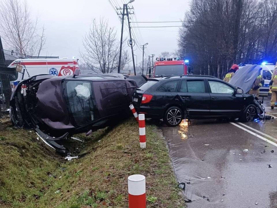 Niebezpiecznie w Głownie, zderzyły się dwa auta. W kcjo wszystkie służby ratunkowe