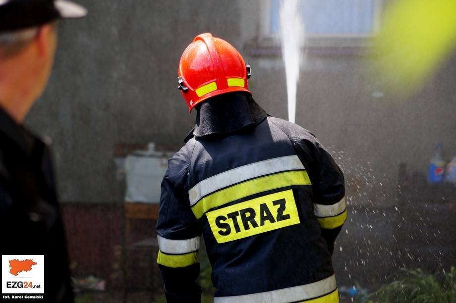 Pożar budynku w Głownie, na miejscu pięć zastępów strażaków. Konieczna była częściowa rozbiórka